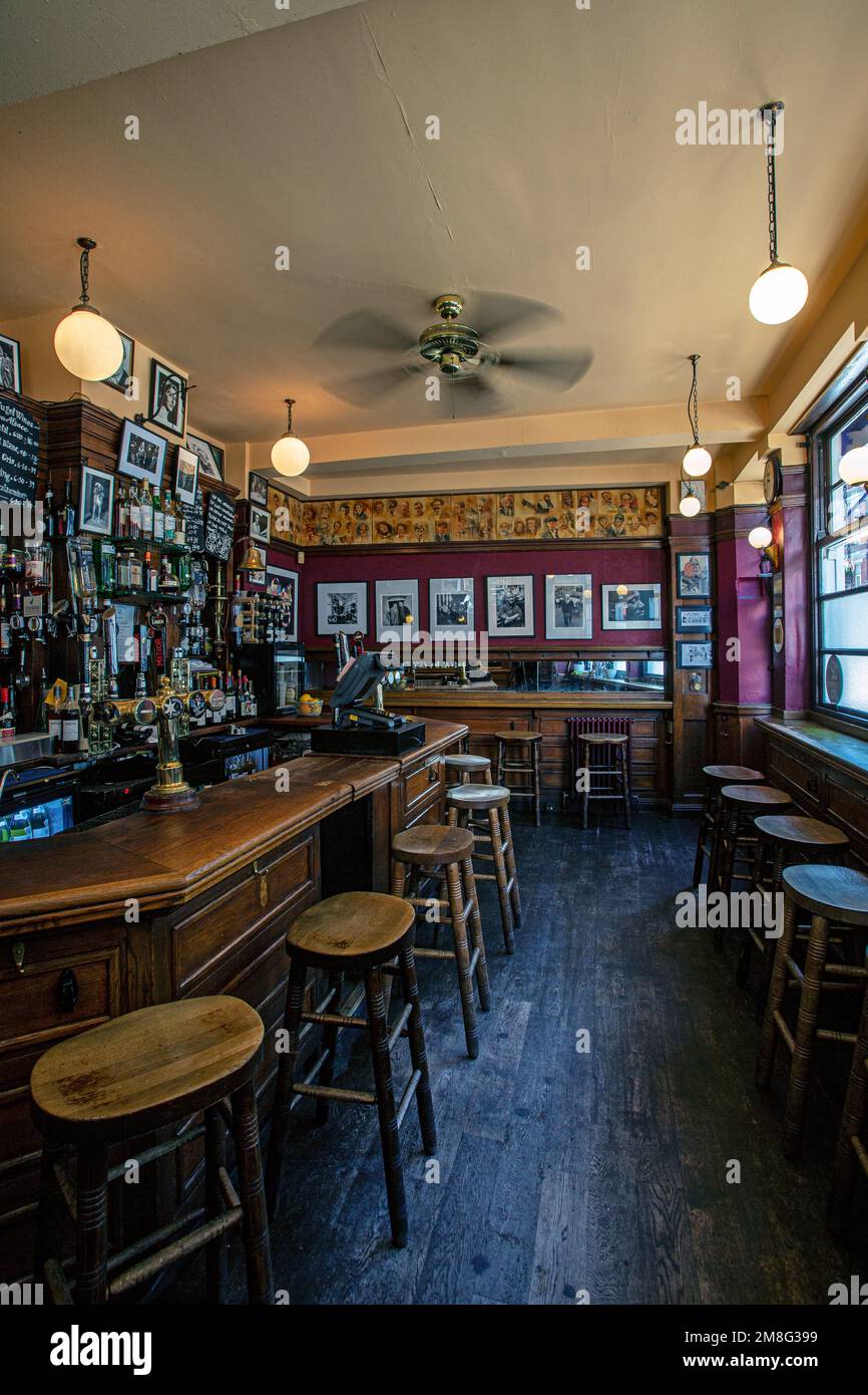 Das Pub-Interieur des French House in Soho, London, England, Großbritannien Stockfoto