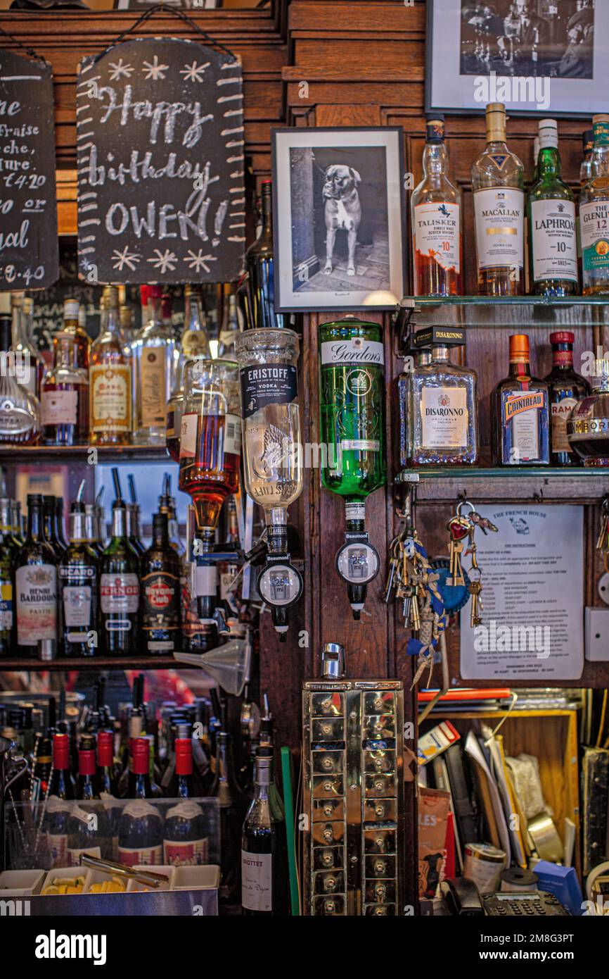 Verschiedene Spirituosen oder Spirituosen an einer Wand im French House Pub in Soho, Soho, London, England Stockfoto