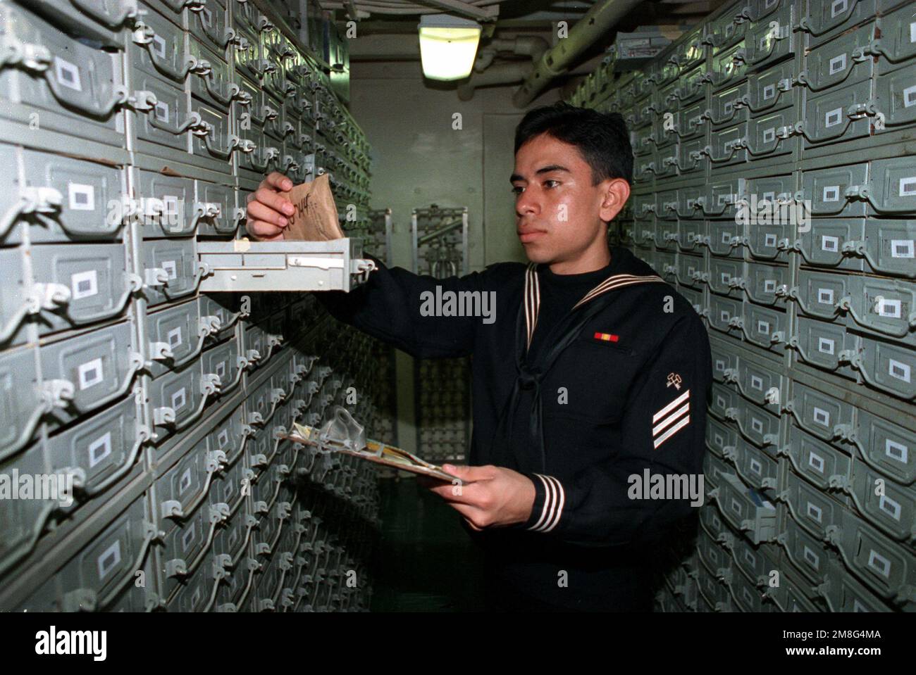 Der LADENBESITZER ALEX Madrid stellt an Bord der Fregatte USS AINSWORTH (FFT-1090) Vorräte für die Ausgabe zur Verfügung. Basis: Staten Island Staat: New York (NY) Land: Vereinigte Staaten von Amerika (USA) Stockfoto