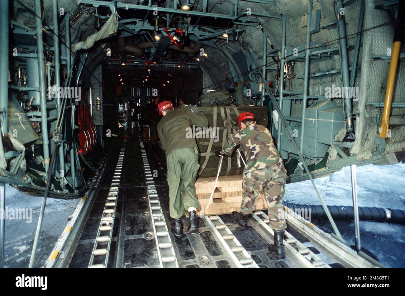 Mitglieder des 17. Mobile Aerial Port Flight (Elmendorf) laden während des Aurora Tempest 92 ein Container Delivery System-Paket auf eine C-130 Hercules (17. taktische Airlift-Geschwader). Basis: Luftwaffenstützpunkt Elmendorf Bundesstaat: Alaska (AK) Land: Vereinigte Staaten von Amerika (USA) Stockfoto