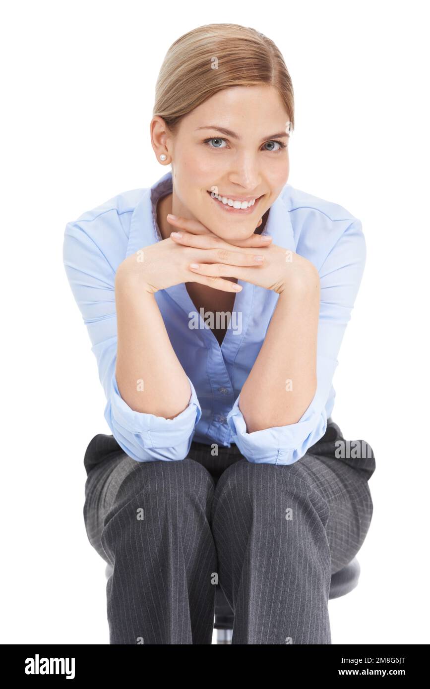 Geschäftsfrau, Porträt und Lächeln auf dem Stuhl, weißer Hintergrund, Studio und Glück. Glückliche Mitarbeiterin, Modell und Bürostuhl eines jungen Mitarbeiters Stockfoto
