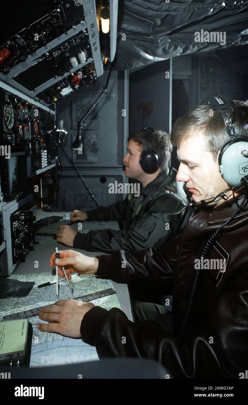 CPT Tim Green (Ledermantel) und ein weiterer Navigator, 38. Strategic Reconnaissance Squadron, 55. Strategic Reconnaissance Wing, Offutt AFB, fliegen ihren Abschnitt eines RC-135 Stratolifter Flugzeugs vor. Basis: Offutt Luftwaffenstützpunkt Staat: Nebraska (NE) Land: Vereinigte Staaten von Amerika (USA) Stockfoto