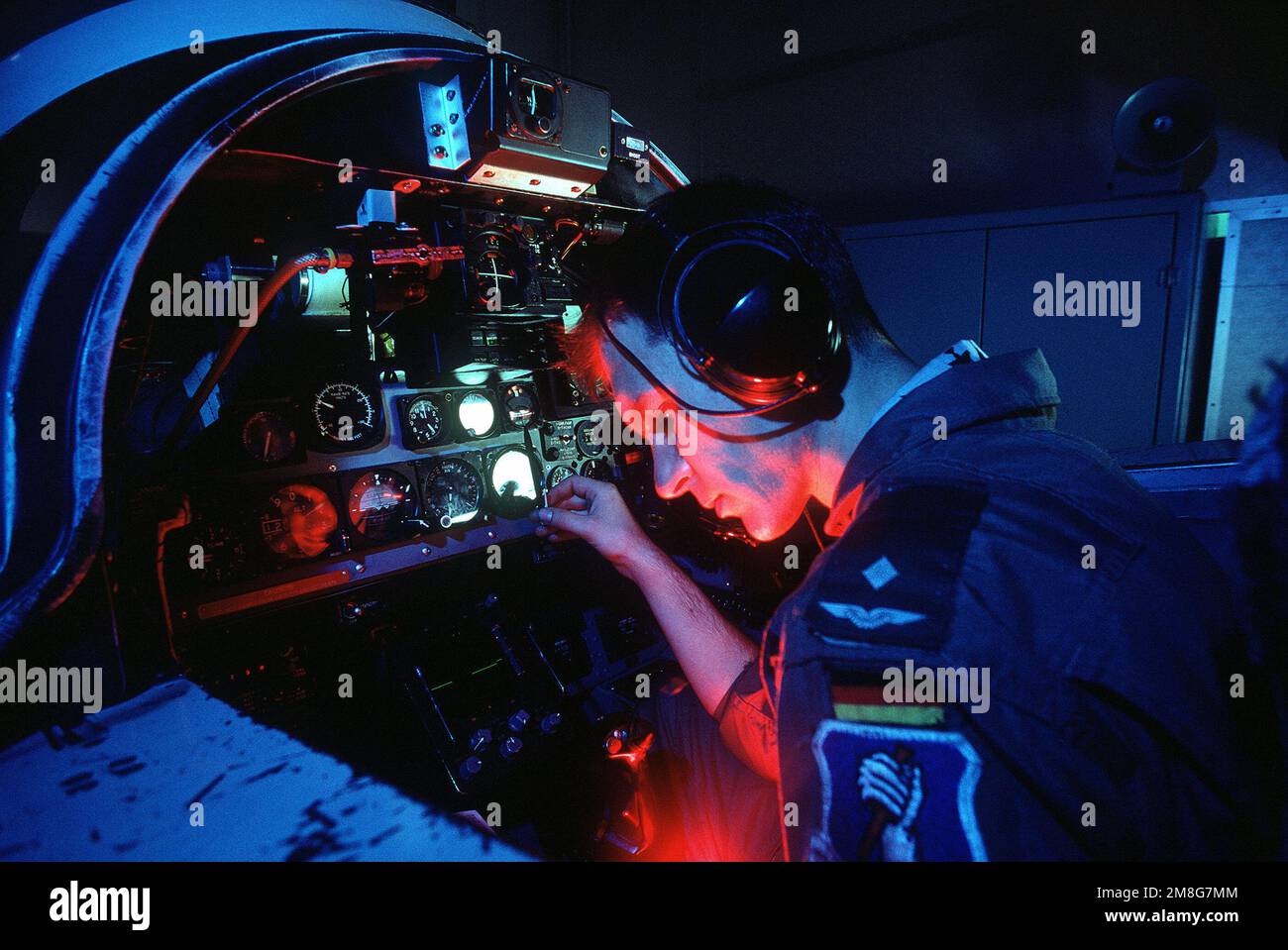 Ein deutscher Pilot prüft die Instrumente im Cockpit eines F-4E Phantom II Flugsimulators. Die deutsche Trainingsschwadron 1. nutzt den George Trainingskomplex für die erste und fortgeschrittene Ausbildung von F-4E Piloten. Ausbilder der taktischen Kampfeinheit 20. (20. TFTS) unterrichten deutsche Piloten im F-4 Grundkurs, RF-4 Vorbereitungstraining und im Kampfwaffenlehrerkurs. Das 20. TFTS bietet auch Wartungs- und Betriebshilfe für die deutsche Staffel. Basis: George Luftwaffenstützpunkt Bundesstaat: Kalifornien (CA) Land: Vereinigte Staaten von Amerika (USA) Stockfoto