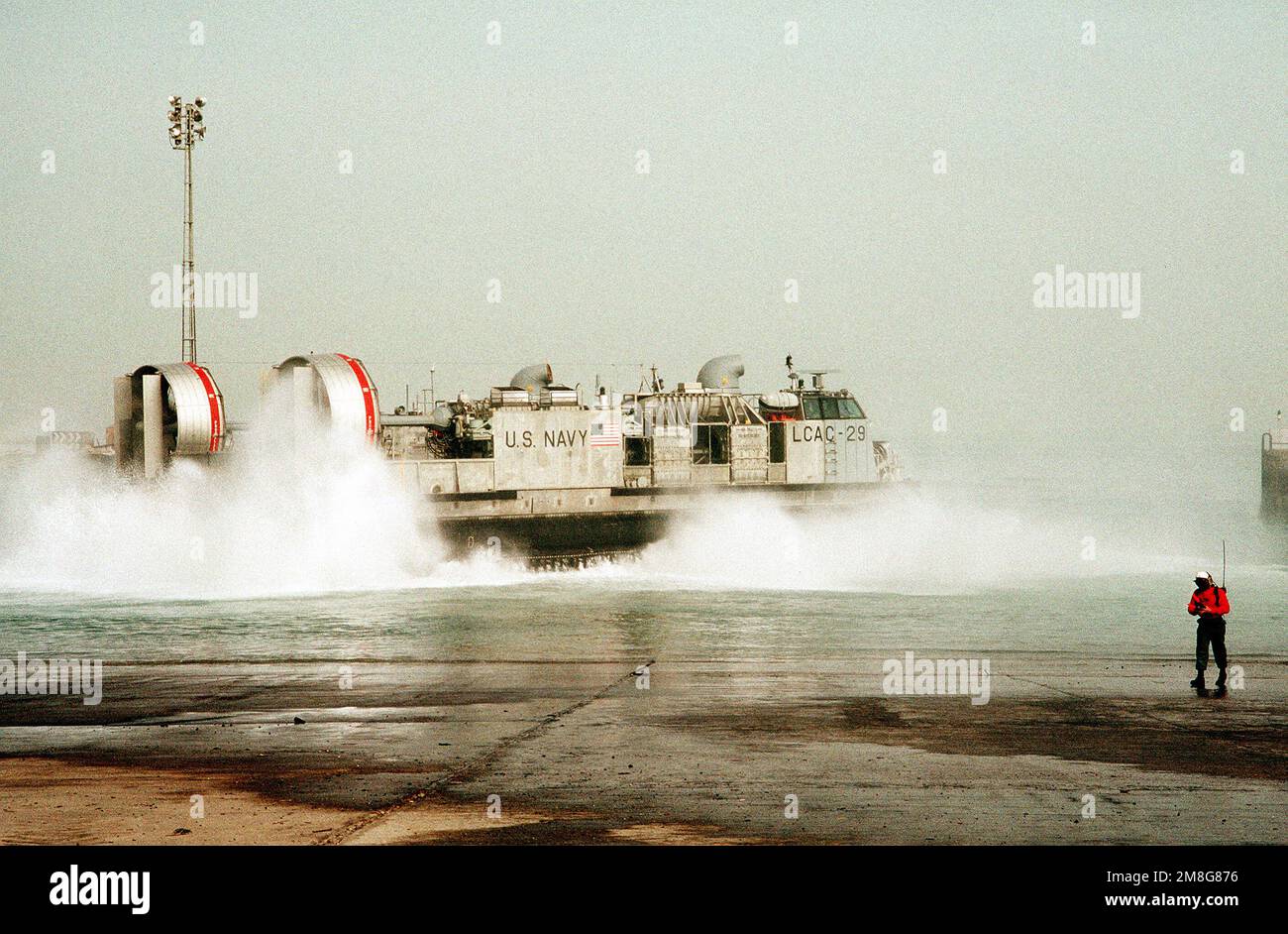 Das luftgedämpfte Landungsfahrzeug LCAC-29 von Assault Craft Unit 5 (ACU-5) fährt während der Übung Eager Mace 92-1 aus, der ersten großen kombinierten US/Kuwait-Übung seit dem Ende der Operation Desert Storm. Betreff Betrieb/Serie: EAGER MACE 92-1DESERT STURMLAND: Kuwait (KWT) Stockfoto