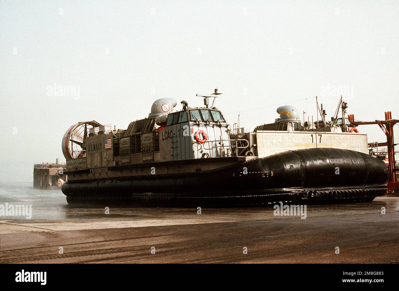 Das luftgepolsterte Landungsfahrzeug LCAC-17 der Assault Craft Unit 5 (ACU-5) steht an Land und bereitet die Entladung der Ausrüstung während der Übung Eager Mace 92-1 vor, der ersten großen kombinierten Serviceübung zwischen den USA und Kuwait seit dem Ende der Operation Desert Storm. Betreff Betrieb/Serie: EAGER MACE 92-1DESERT STURMLAND: Kuwait (KWT) Stockfoto