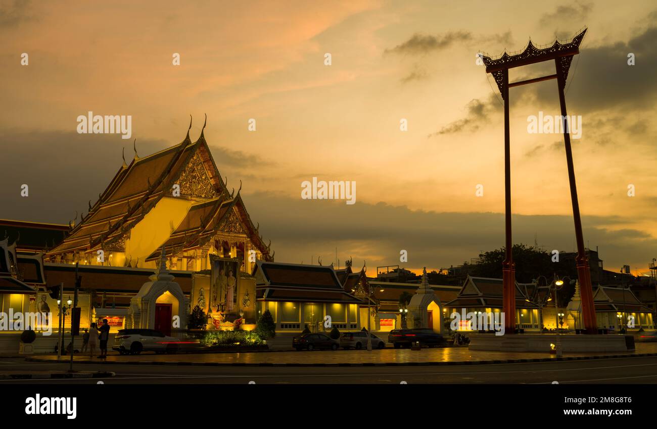 Bangkok, Thailand. 25. November 2022. Die Giant Swing und Wat Suthat Thepwararam Ratchaworahawihan Sonnenuntergangszeit. Bangkoks meistbesuchte Touristenattraktion Stockfoto