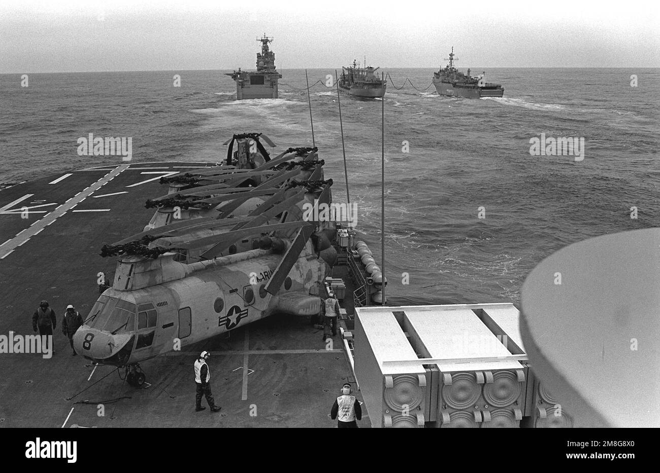 Ein Blick nach vorn von der Insel des amphibischen Angriffsschiffs USS GUADALCANAL (LPH-7) auf die laufende Wiederauffüllung zwischen dem amphibischen Angriffsschiff NASSAU (LHA-4), dem Flottenöler USNS NEOSHO (T-AO-143) und dem Dock-Landungsschiff USS PENSACOLA (LSD-38). Mehrere CH-46E Sea Knight Hubschrauber sind auf dem Flugdeck des GUADALCANALS gesichert. Die amphibische Task Force ist auf dem Weg in die Ostsee, um an der Übung Teamwork '92 teilzunehmen. Betreff Operation/Serie: TEAMARBEIT '92 Land: Nordatlantik Stockfoto