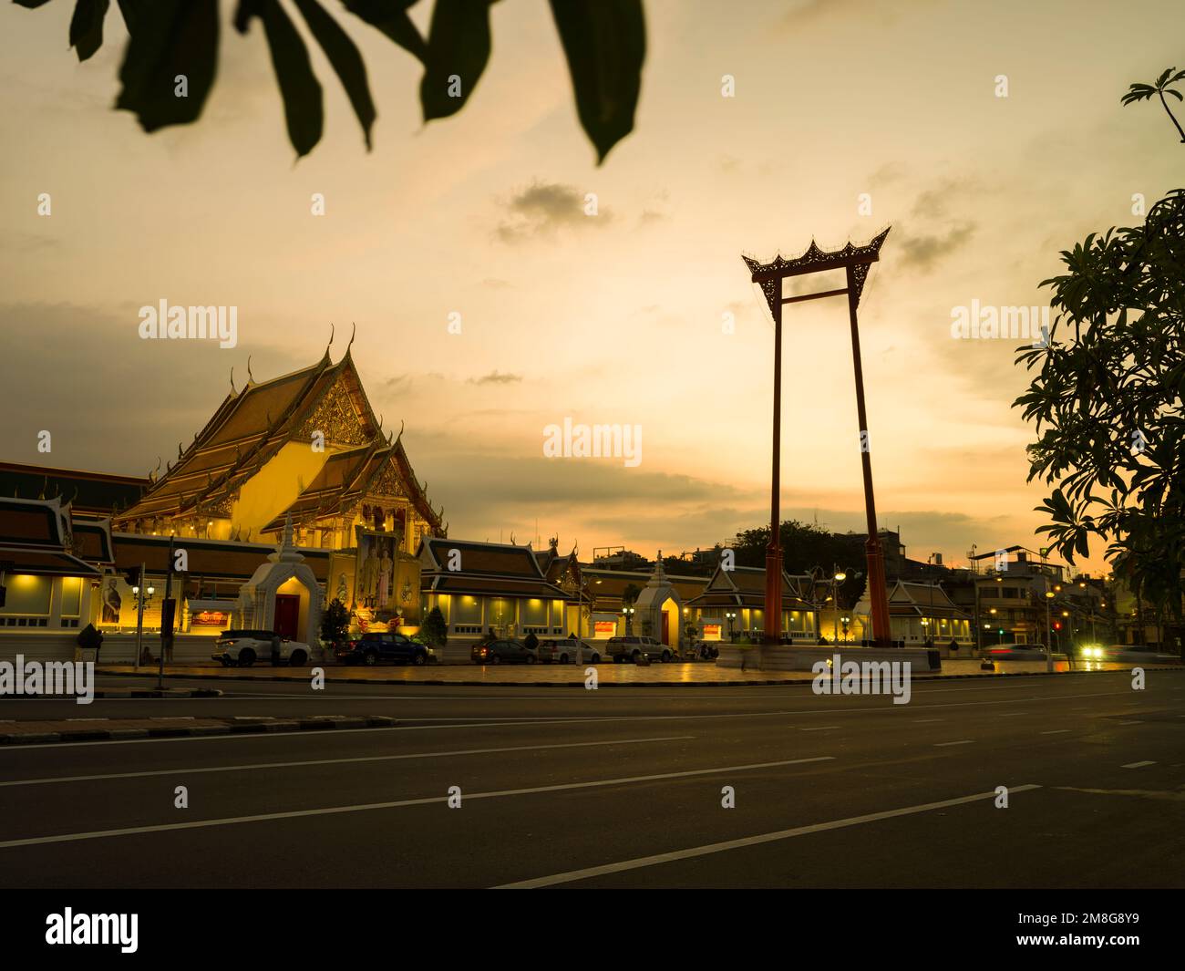 Bangkok, Thailand. 25. November 2022. Die Giant Swing und Wat Suthat Thepwararam Ratchaworahawihan Sonnenuntergangszeit. Bangkoks meistbesuchte Touristenattraktion Stockfoto