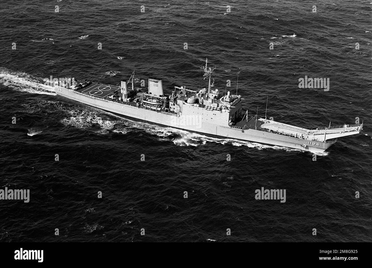 Steuerbord-Bugblick auf das Panzerlandeschiff USS MOURE COUNTY (LST-1194), das auf dem Weg in die Ostsee zur Teilnahme an der Übung Teamwork '92 unterwegs ist. Teamwork '92 ist eine multinationale NATO-Übung, an der 45.000 Truppen, 170 Schiffe und 300 Flugzeuge aus 11 Nationen beteiligt sind. Betreff Operation/Serie: TEAMARBEIT '92 Land: Nordatlantik Stockfoto