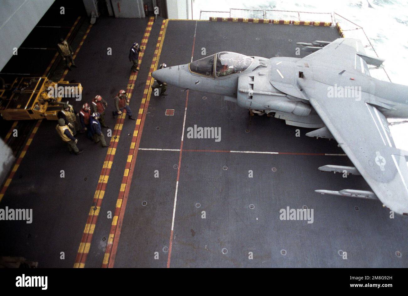 Ein SD-1D-Flugzeug, das den Dolly beobachtet, zieht einen US-Zug ab Marine Corps AV-8B Harrier II greift Flugzeuge vom Aufzug auf das Hangardeck des Amphibienschiffs USS NASSAU (LHA-4) vor der Küste Norwegens während der Teamwork '92 an. Teamwork ist eine multinationale NATO-Übung, an der 45.000 Truppen, 170 Schiffe und 300 Flugzeuge aus 11 Ländern im See- und Luftverkehr im Nordatlantik und in der norwegischen See sowie amphibische und landgestützte Operationen entlang der norwegischen Küste beteiligt sind. Exaktes Datum Aufnahme Unbekannt. Betreff Operation/Serie: TEAMARBEIT '92 Land: Norwegische See Stockfoto