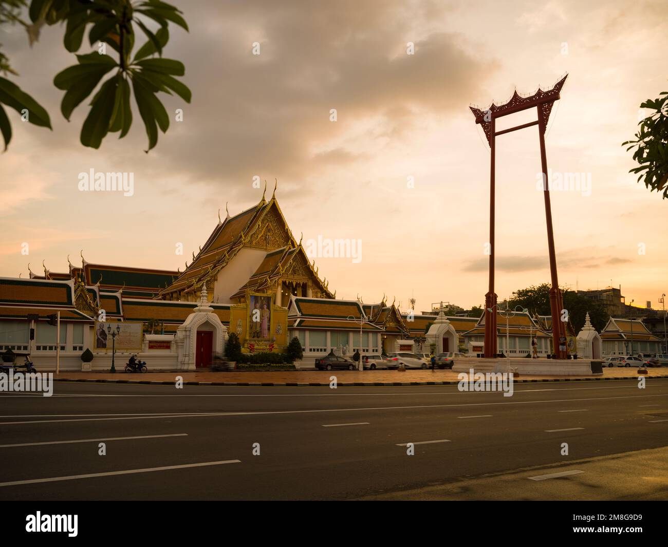 Bangkok, Thailand. 25. November 2022. Die Giant Swing und Wat Suthat Thepwararam Ratchaworahawihan Sonnenuntergangszeit. Bangkoks meistbesuchte Touristenattraktion Stockfoto