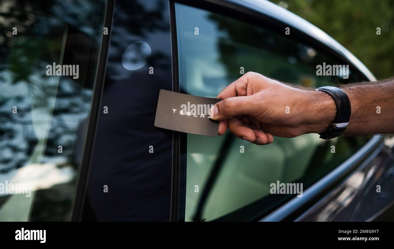 Nowosibirsk, Russland - 10. August 2022: Nahaufnahme eines Tesla-Schilds an einem schwarzen Auto. Stockfoto