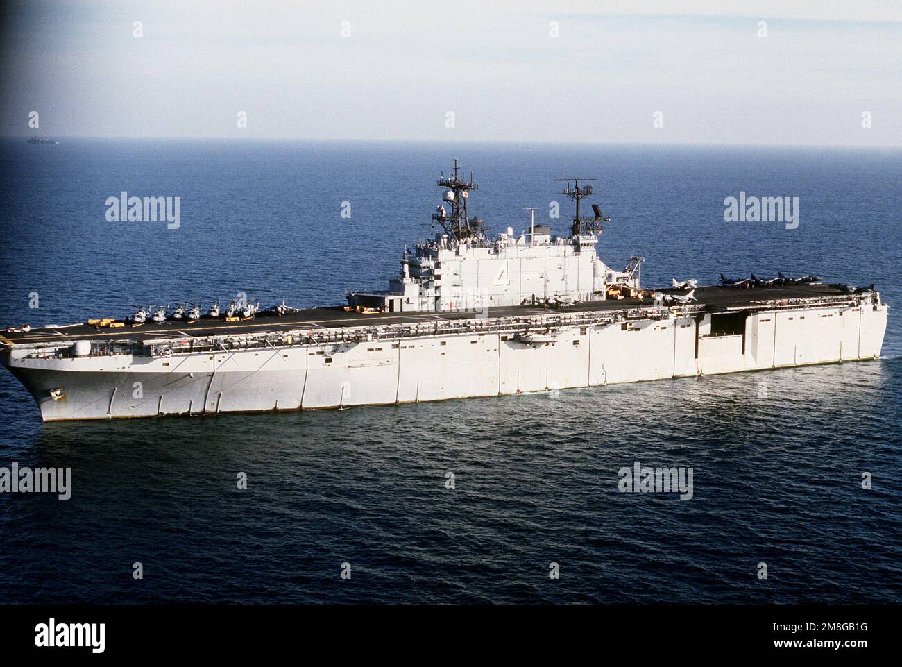 Hafenblick auf das während der Operation Desert Shield laufende amphibische Angriffsschiff USS NASSAU (LHA-4). Betreff Betrieb/Serie: WÜSTENSCHILDBASIS: USS Nassau (LHA 4) Stockfoto