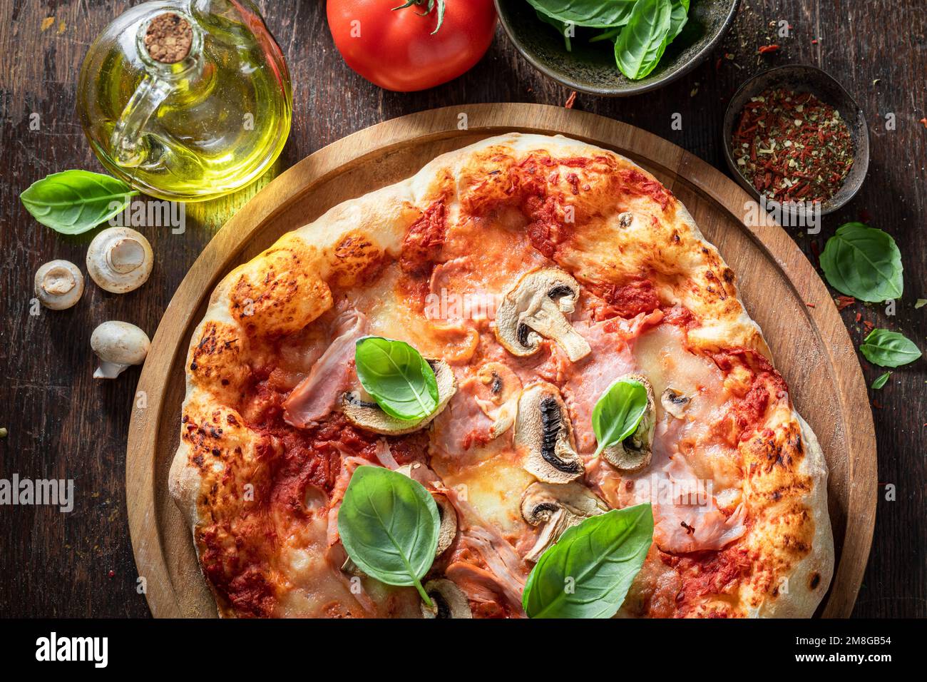 Scharfe Capricciosa-Pizza aus Schinken und Käse. Poster für Restaurant. Capricciosa-Pizza aus frischen Zutaten. Stockfoto