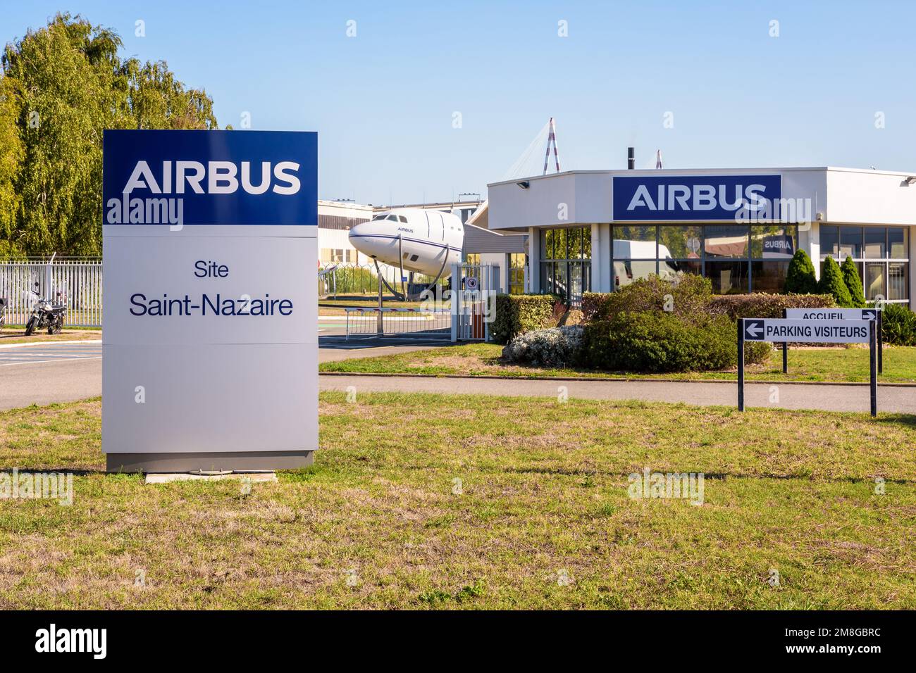 Eingang des Standorts Airbus Atlantic in Saint-Nazaire, Frankreich, das aus der Fusion von Stelia Aerospace und den Airbus-Werken hervorging. Stockfoto