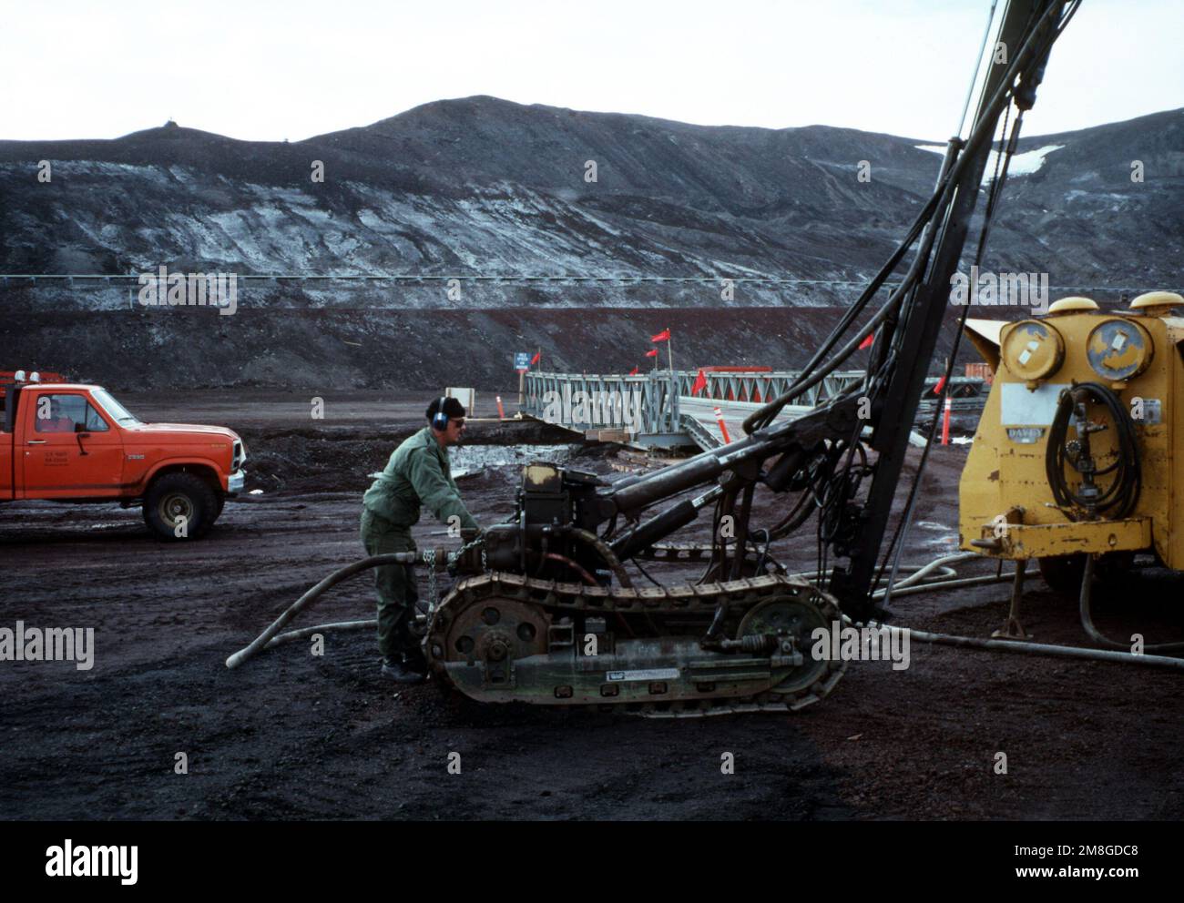 Ein Mitglied der USA Marine Support Force, Antarktis, führt Wartungsarbeiten an einer Bohrmaschine während der Operation Deep Freeze '82 durch. Betreff Operation/Serie: TIEFKÜHL '92 Basis: McMurdo Station Country: Antarktis (ATA) Stockfoto