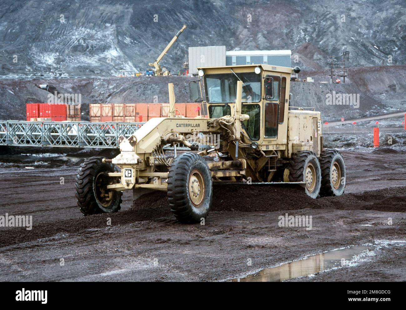 Ein Mitglied der USA Marine Support Force, Antarktis, betreibt während der Operation Deep Freeze '82 einen Straßengrader. Betreff Operation/Serie: TIEFKÜHL '92 Basis: McMurdo Station Country: Antarktis (ATA) Stockfoto
