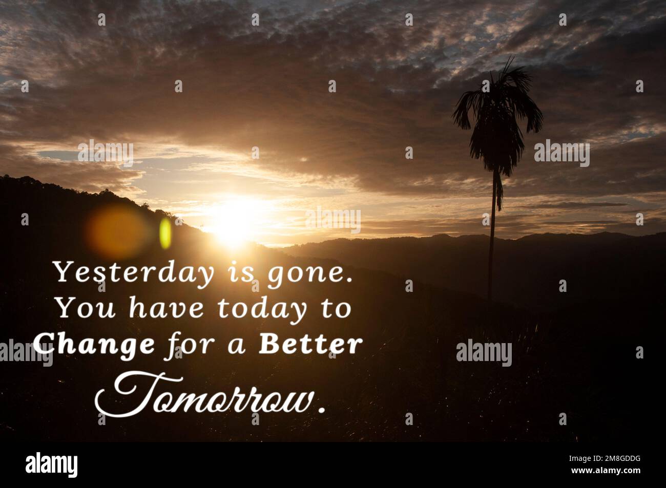 Motivierendes Zitat – Gestern ist weg. Sie haben heute Zeit, sich für eine bessere Zukunft zu ändern, mit Blick auf den Sonnenuntergang mit Berg- und Berghang-Hintergrund. Stockfoto
