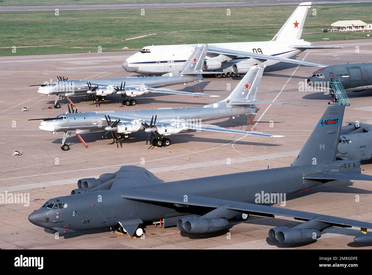 Zwei TU-95 Bear-Bombenflugzeuge, Center, und ein AN-124 Condor-Transportflugzeug des russischen Militärs, Hintergrund, parken auf der Fluglinie neben einem B-52H Stratofortress-Flugzeug der Bombardement-Geschwader von 62. Die russischen Flugzeuge sind im Rahmen eines Austauschprogramms auf Vorschlag DES GENERALSTABSCHEFS der Luftwaffe stationiert. Merrill A. McPeak. Basis: Luftwaffenstützpunkt Barksdale Bundesstaat: Louisiana (LA) Land: Vereinigte Staaten von Amerika (USA) Stockfoto