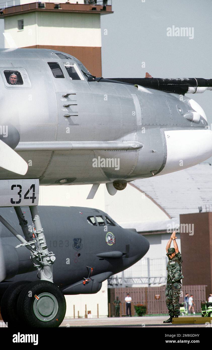 Ein russisches Bombenflugzeug der TU-95 Bär, Vordergrund, wird auf einem Parkplatz neben einem B-52H Stratofestungsflugzeug der 62. Bombenstaffel bei einem Besuch des Stützpunktes durch russisches Militärpersonal, Teil eines Austauschprogramms, das vom GENERALSTABSCHEF der Luftwaffe vorgeschlagen wurde, platziert. Merrill A. McPeak. Basis: Luftwaffenstützpunkt Barksdale Bundesstaat: Louisiana (LA) Land: Vereinigte Staaten von Amerika (USA) Stockfoto