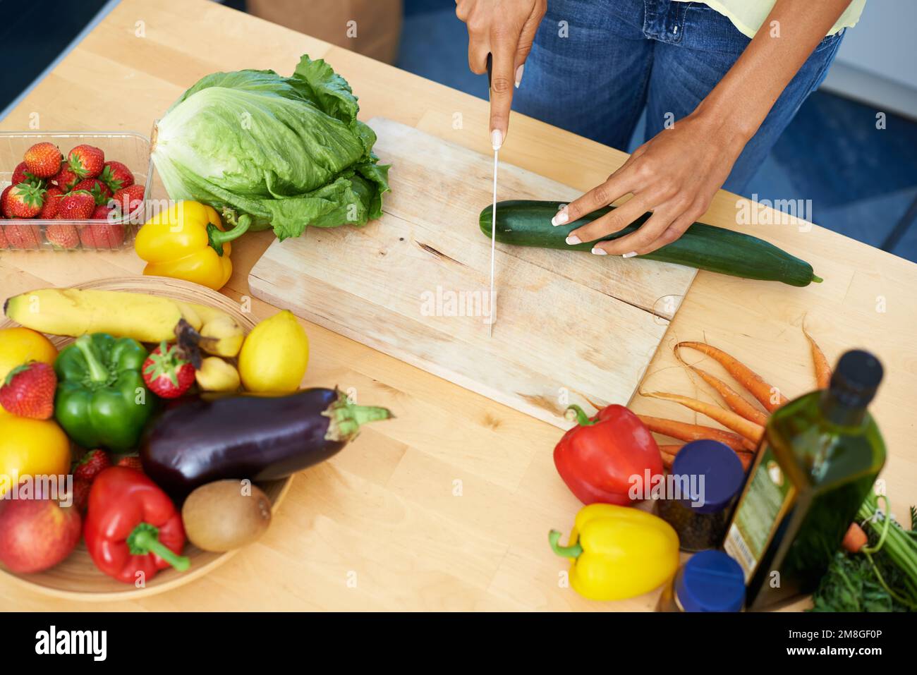 Der Anfang von etwas gesundem. Eine junge Frau schneidet Gemüse in einer Küche. Stockfoto