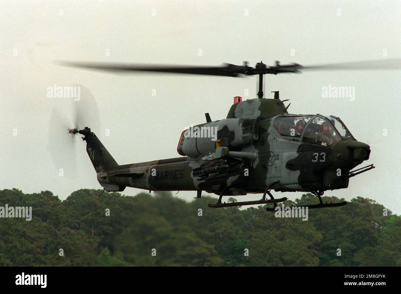 Ein AH-1 Super Cobra Helikopter kommt während der CAPEX '92 in die Landing Zone Bluebird. Betreff Operation/Serie: CAPEX '92 Base: Marine Corps Base, Camp Lejeune Staat: North Carolina (NC) Land: Vereinigte Staaten von Amerika (USA) Stockfoto