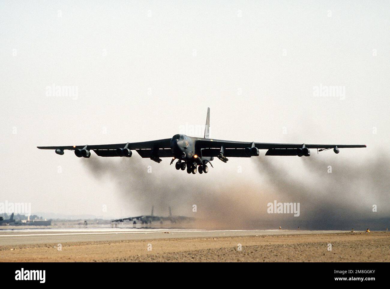 Ein B-52G Stratofortress-Bombenflugzeug des 1708. Bombenflügels startet während der Operation Desert Storm auf eine Mission. Betroffene Operation/Serie: WÜSTENSTURM Land: Unbekannt Stockfoto