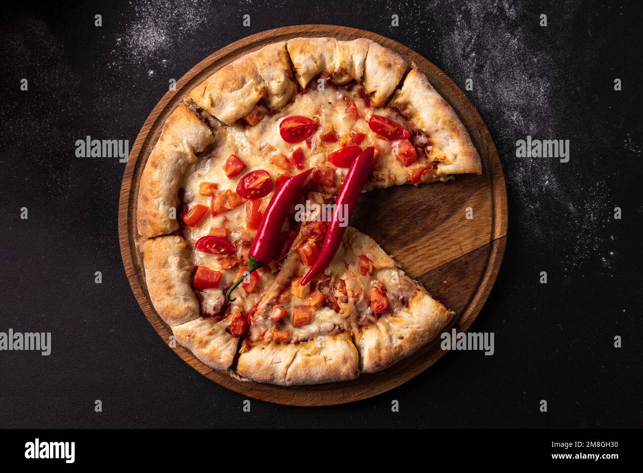 Indische Pizza mit Tomaten und Paprika aus nächster Nähe. Traditionelle indische Pizza auf Brot-Fladenbrot Stockfoto