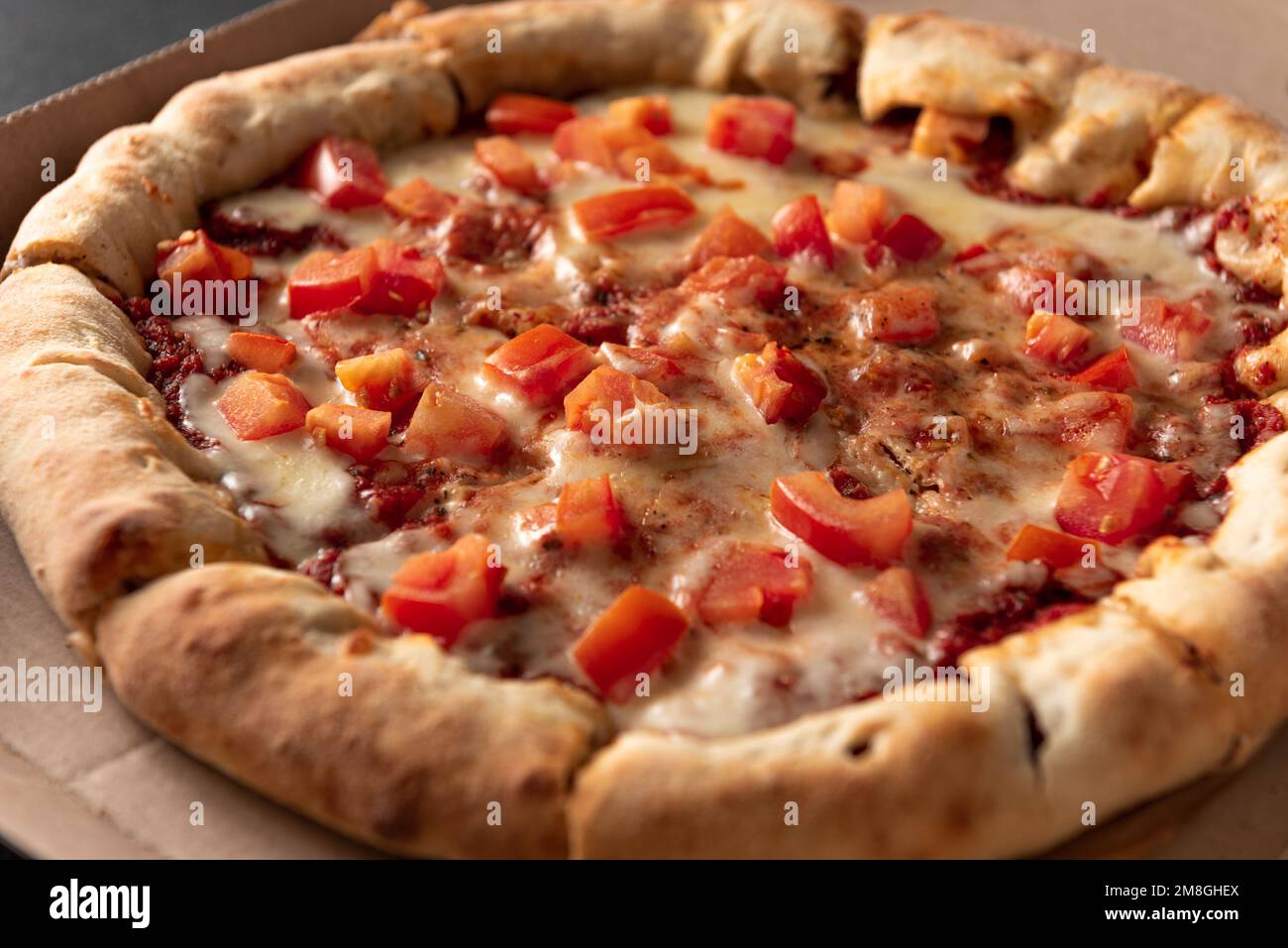 Indische Fladenbrot-Pizza in einer Pappschachtel Stockfoto