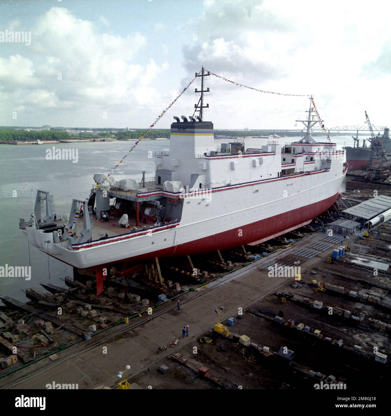 Eine Steuerbordansicht des Vermessungsschiffs USNS WATERS (T-AGS-45) in den Werften von Avondale Industries, Inc. Basis: Avondale Bundesstaat: Louisiana (LA) Land: Vereinigte Staaten von Amerika (USA) Stockfoto