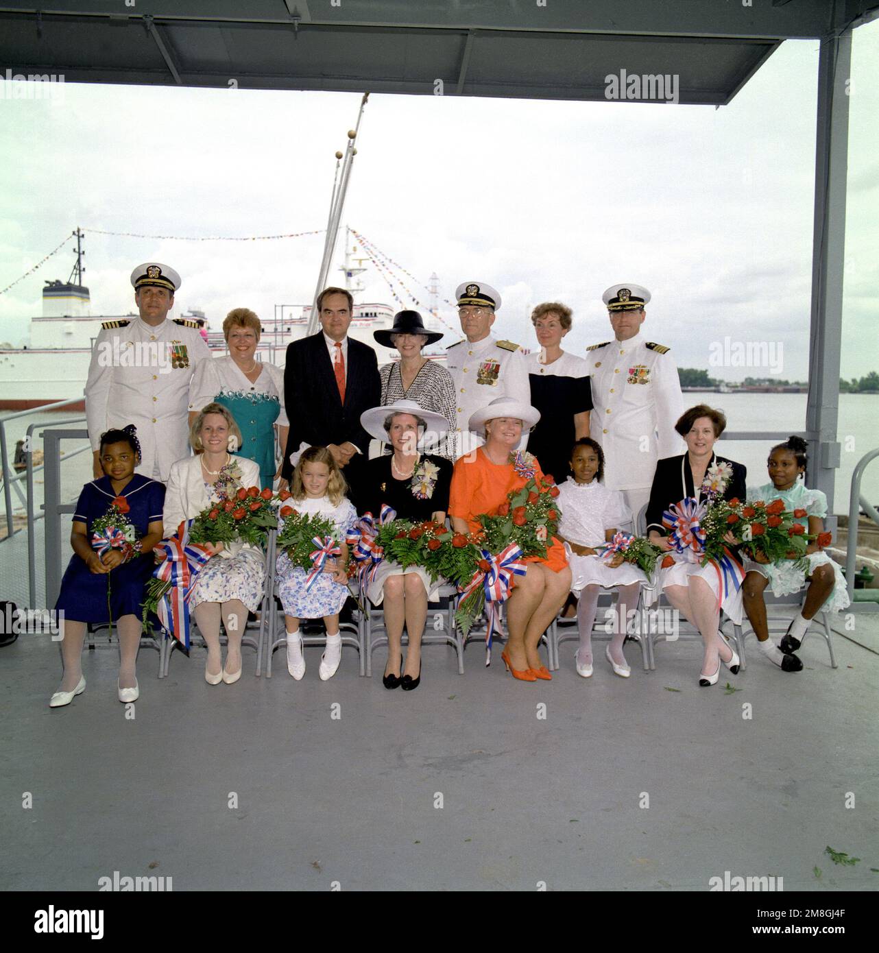 Die Taufe des Vermessungsschiffs USNS WATERS (T-AGS-45) steht für ein Foto. Sitzend, von links nach rechts: Blumenmädchen Alicia Bradford, Sponsorin Ann Waters Scott, Blumenmädchen Katie White, Sponsor Dabney Waters Schmitt, Sponsor Carol Weir Waters, Blumenmädchen Keanne Bethencourt, Sponsor Martha Waters Philipps und Blumenmädchen Karissa Casey Jackson. Von links nach rechts: CAPTAIN und Mrs. John C. Donahue III., Albert L. Bossier, Mrs. Und VADM Francis R. Donovan, Mrs. Und CAPT Ted Doroshenk. Basis: Avondale Bundesstaat: Louisiana (LA) Land: Vereinigte Staaten von Amerika (USA) Stockfoto