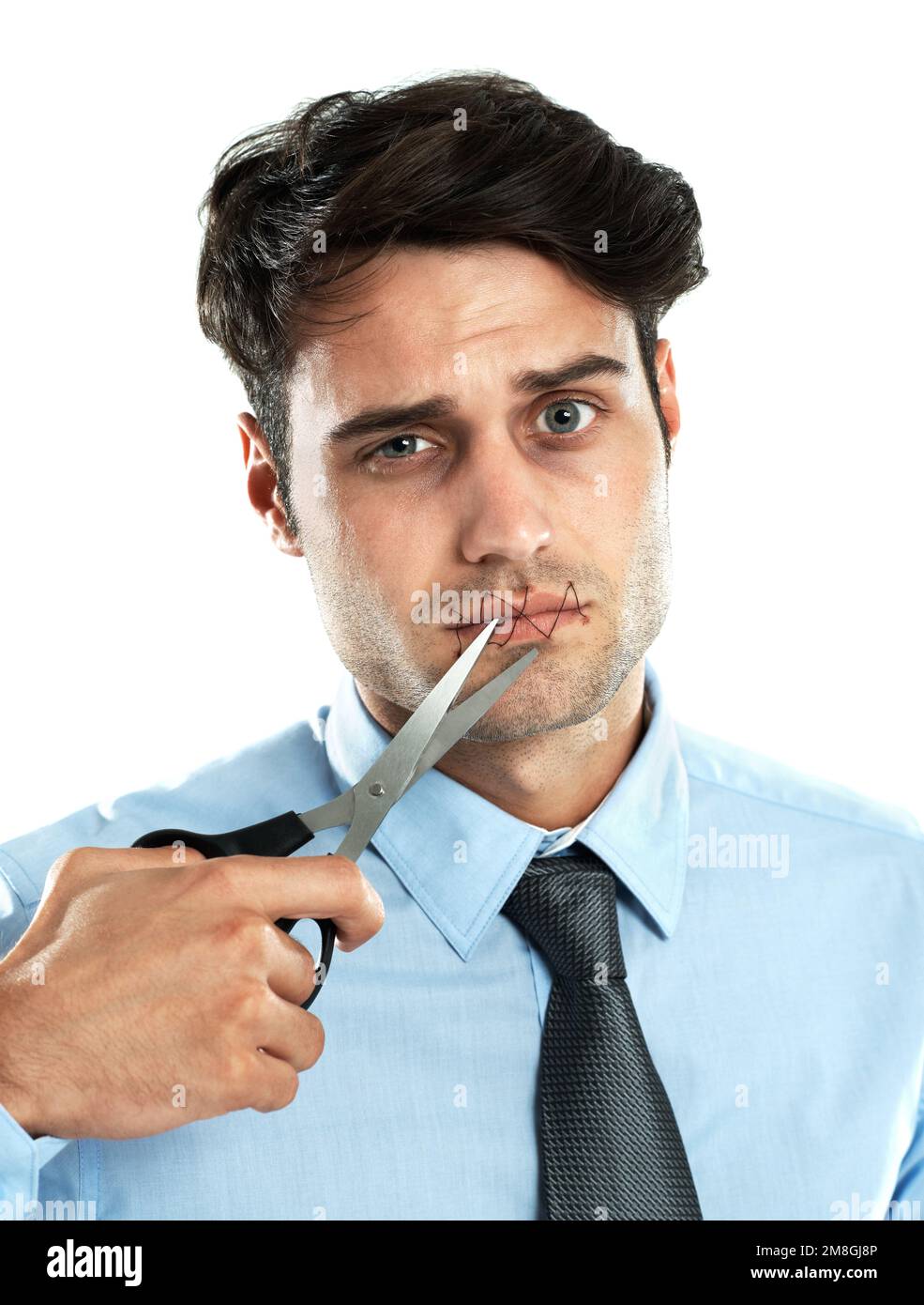 Porträt, Schere und Faden an den Lippen eines Mannes im Studio isoliert auf weißem Hintergrund, geschnitten für die Redefreiheit. Kommunikation, stumm und Stockfoto