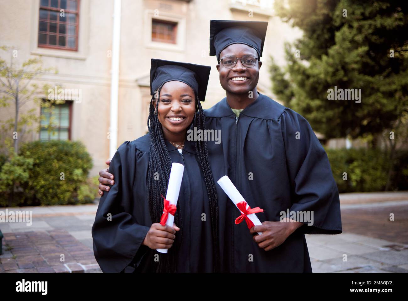 Schwarze, Porträt oder Abschlusszeugnis in der Schulzeremonie, Hochschulabschluss oder Hochschulabschluss. Lächeln, glückliche Freunde oder Stockfoto