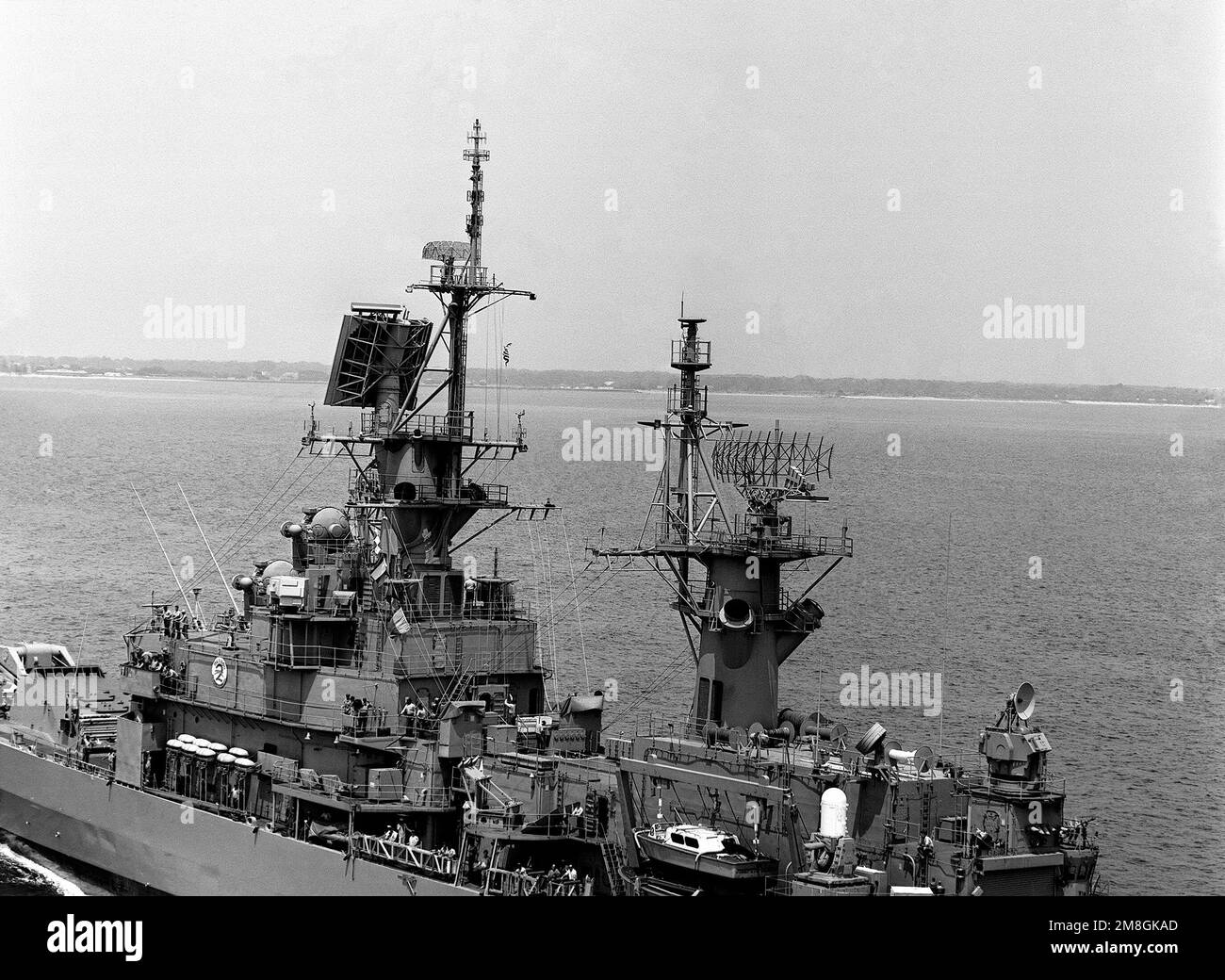 Ein Hafenblick auf den im Straßensteg laufenden geführten Raketenkreuzer USS JOSEPHUS DANIELS (CG-27). Basis: Hampton Roads, Norfolk Bundesstaat: Virginia (VA) Land: Vereinigte Staaten von Amerika (USA) Stockfoto