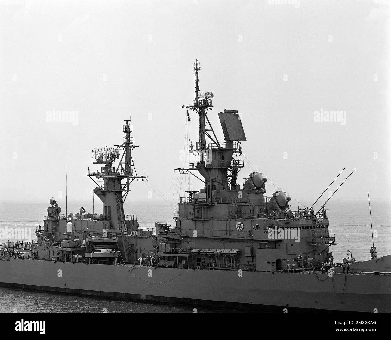 Steuerbord-Sicht auf den im Straßensteg laufenden geführten Raketenkreuzer USS JOSEPHUS DANIELS (CG 27). Basis: Hampton Roads, Norfolk Bundesstaat: Virginia (VA) Land: Vereinigte Staaten von Amerika (USA) Stockfoto