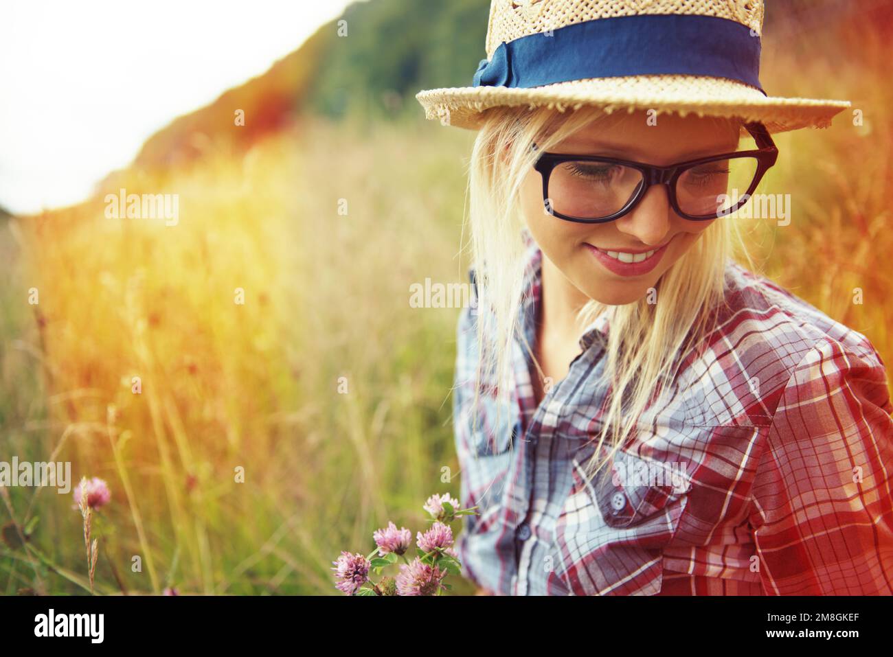 Zeit in der Natur zu verbringen, ist heilende Energie. Wunderschöner junger Hipster auf einem Feld - Lomo-Fotografie. Stockfoto