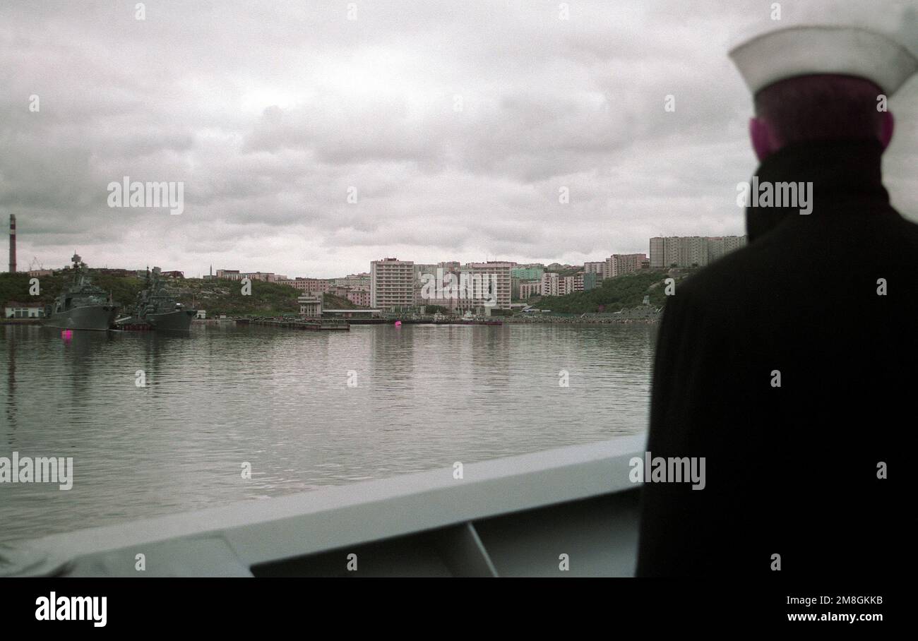 Ein Matrose steht am Bug des geführten Raketenkreuzers USS YORKTOWN (CG