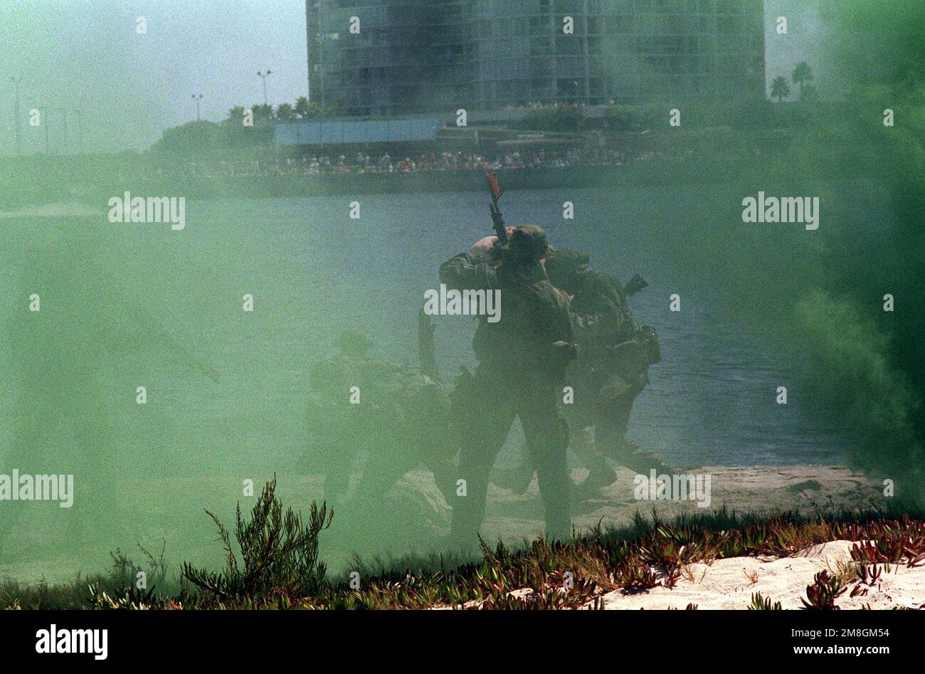 Rauch umgibt Mitglieder einer US-Regierung Navy Sea-Air-Land (SEAL)-Team an einer öffentlichen Demonstration teilnehmen. Basis: Coronado Bundesstaat: Kalifornien (CA) Land: Vereinigte Staaten von Amerika (USA) Stockfoto