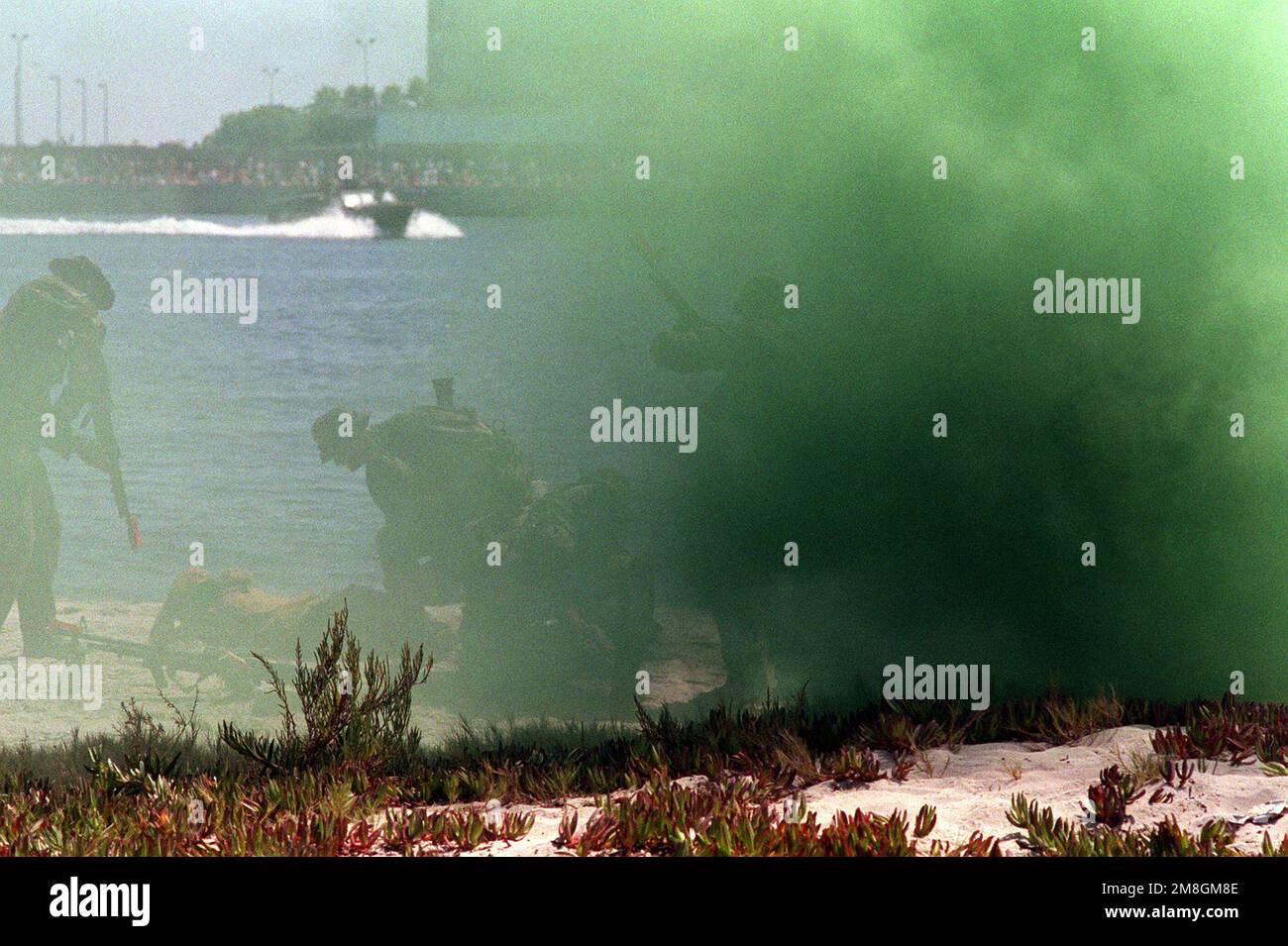 Rauch umgibt Mitglieder einer US-Regierung Navy Sea-Air-Land (SEAL)-Team an einer öffentlichen Demonstration teilnehmen. Basis: Coronado Bundesstaat: Kalifornien (CA) Land: Vereinigte Staaten von Amerika (USA) Stockfoto