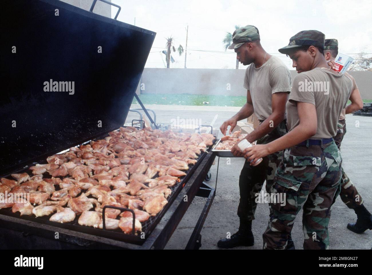 Das Chaos-Management-Personal vom Seymour Johnson Air Force Base, N.C. grillt eine große Menge Hühner, um Hilfsarbeiter nach dem Hurrikan Andrew zu füttern. Der Sturm hat die Gegend am 24. August getroffen. Basis: Homestead Air Force Base Bundesstaat: Florida (FL) Land: Vereinigte Staaten von Amerika (USA) Stockfoto