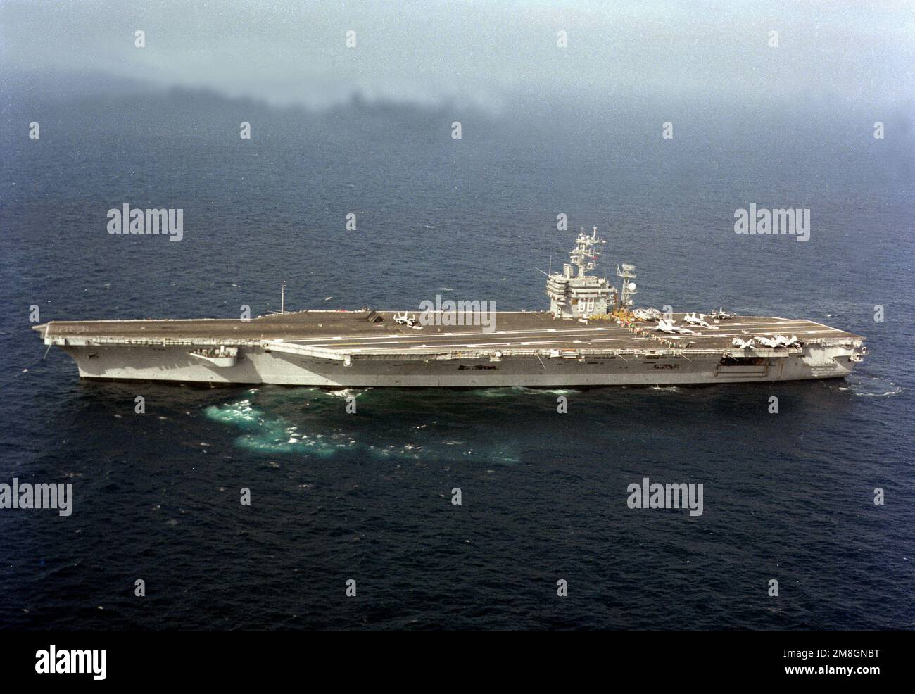 Hafenansicht des nukleargetriebenen Flugzeugträgers USS NIMITZ (CVN-68) mit F/A-18A Hornet-Luftfahrzeugen des Kampfgeschwaders 303 (VFA-303) und des Kampfgeschwaders 305 (VFA-305), die auf dem Cockpit geparkt sind. Die Geschwader der Reserve Carrier Air Wing 30 (CVWR-30) werden für eine zweiwöchige jährliche Schulung an Bord der NIMITZ (CVN-68) gebracht. Land: Pazifik (POC) Stockfoto