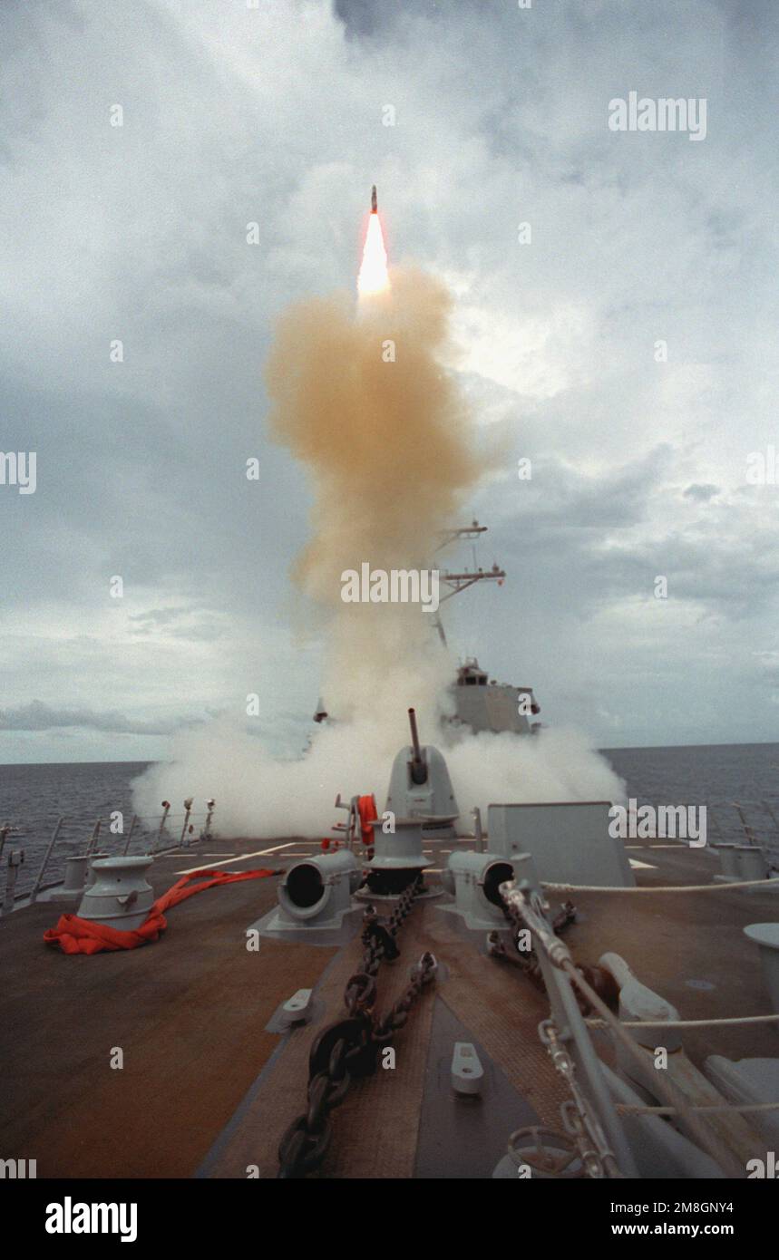 Eine SH-2-Standardzielrakete mit mittlerer Reichweite (MR) wird während der Abnahmeversuche vom vertikalen Abschusssystem (VLS) nach vorn Mark 41 an Bord des Zerstörers USS BARRY (DDG-52) getestet. Basis: USS Barry @@(DDG 52) Land: Golf von Mexiko Stockfoto