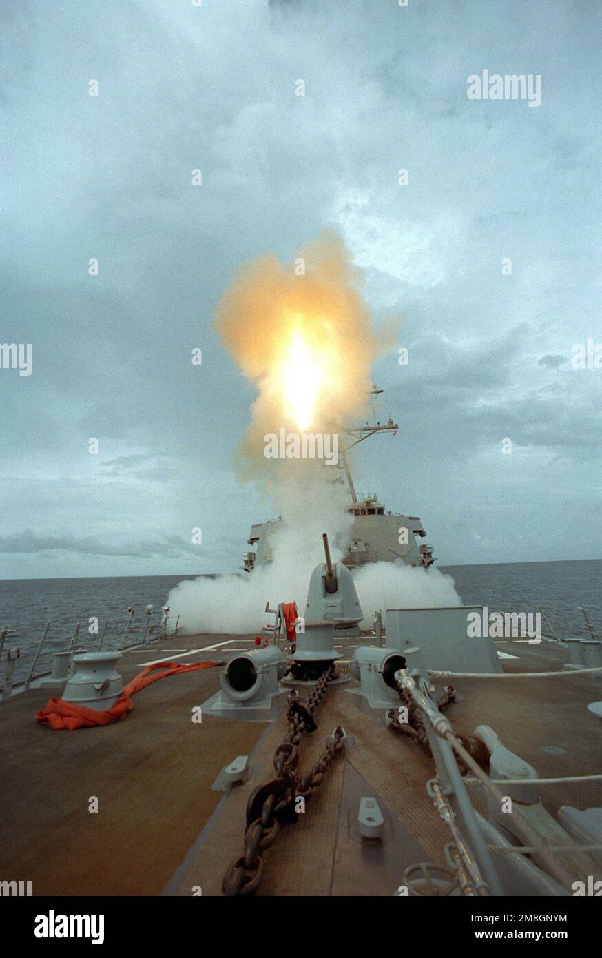 Eine SH-2-Standardrakete mit mittlerer Reichweite (MR) wird während der Abnahmeversuche vom Vertikalen Startsystem (VLS) nach vorn Mark 41 an Bord des Zerstörers USS BARRY (DDG-52) getestet. Basis: USS Barry @@(DDG 52) Land: Golf von Mexiko Stockfoto