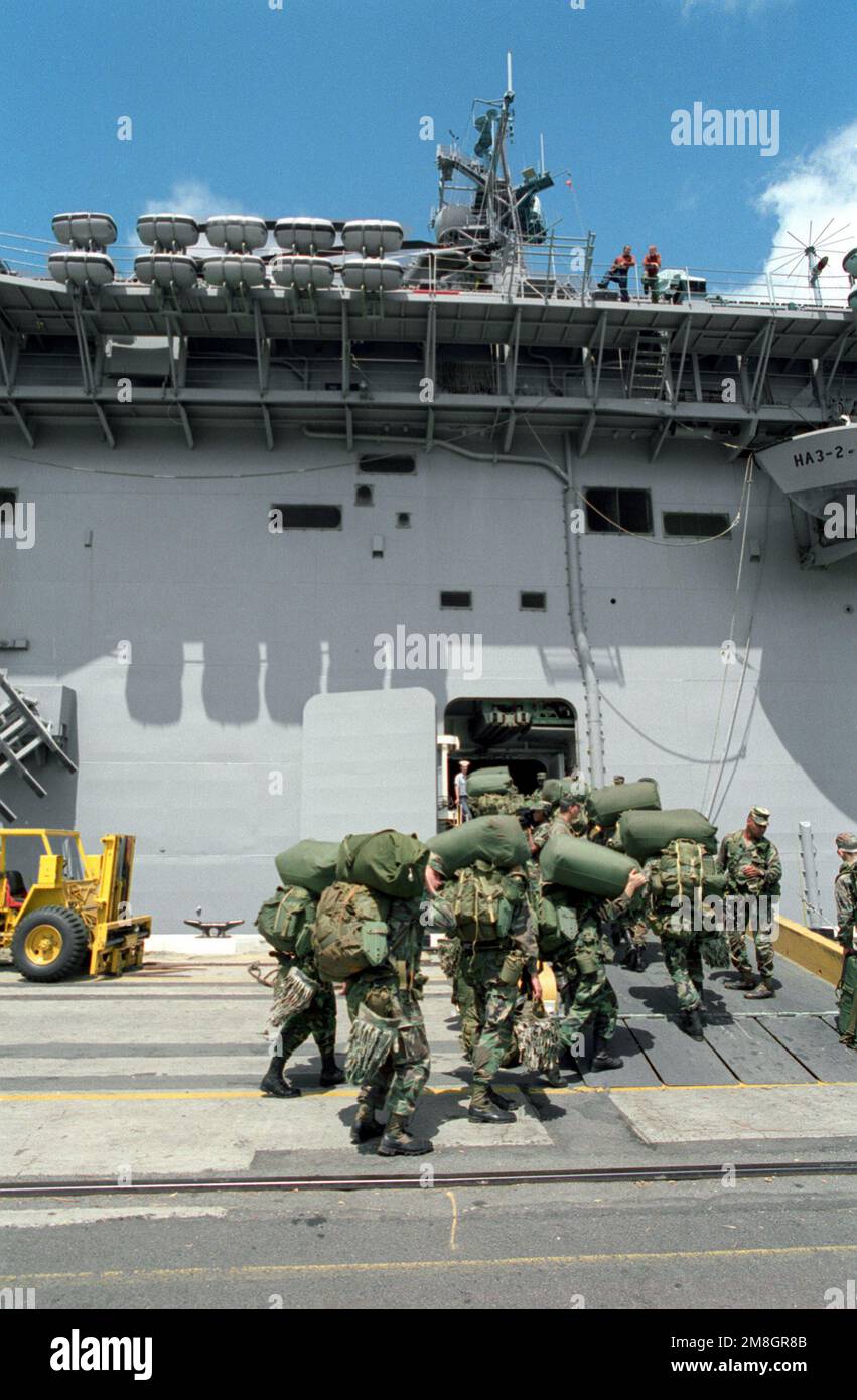 Truppen der 25. Infanteriedivision versammeln sich am Pier, um sich an Bord des Amphibienschiffs USS BELLEAU WOOD (LHA-3) für den Transport zur Insel Kauai als Teil der Task Force Garden Isle, Eine gemeinsame militärische Katastrophenhilfe, die nach dem Hurrikan Iniki durchgeführt wird. Betrifft Operation/Serie: GARDEN ISLE Base: Pearl Harbor Bundesstaat: Hawaii (HI) Land: Vereinigte Staaten von Amerika (USA) Stockfoto