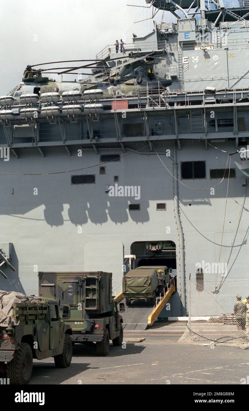 M998 Mehrzweckfahrzeuge mit hoher Mobilität (HMMWV) der 25. Infanterie-Division werden an Bord des Amphibienschiffs USS BELLEAU WOOD (LHA-3) verladen, während sich das Schiff auf den Transport der Ausrüstung zur Insel Kauai zur Verwendung während der Task Force Garden Isle vorbereitet. Die gemeinsame militärische Katastrophenhilfe, die nach dem Hurrikan Iniki organisiert wurde. Betrifft Operation/Serie: GARDEN ISLE Base: Pearl Harbor Bundesstaat: Hawaii (HI) Land: Vereinigte Staaten von Amerika (USA) Stockfoto