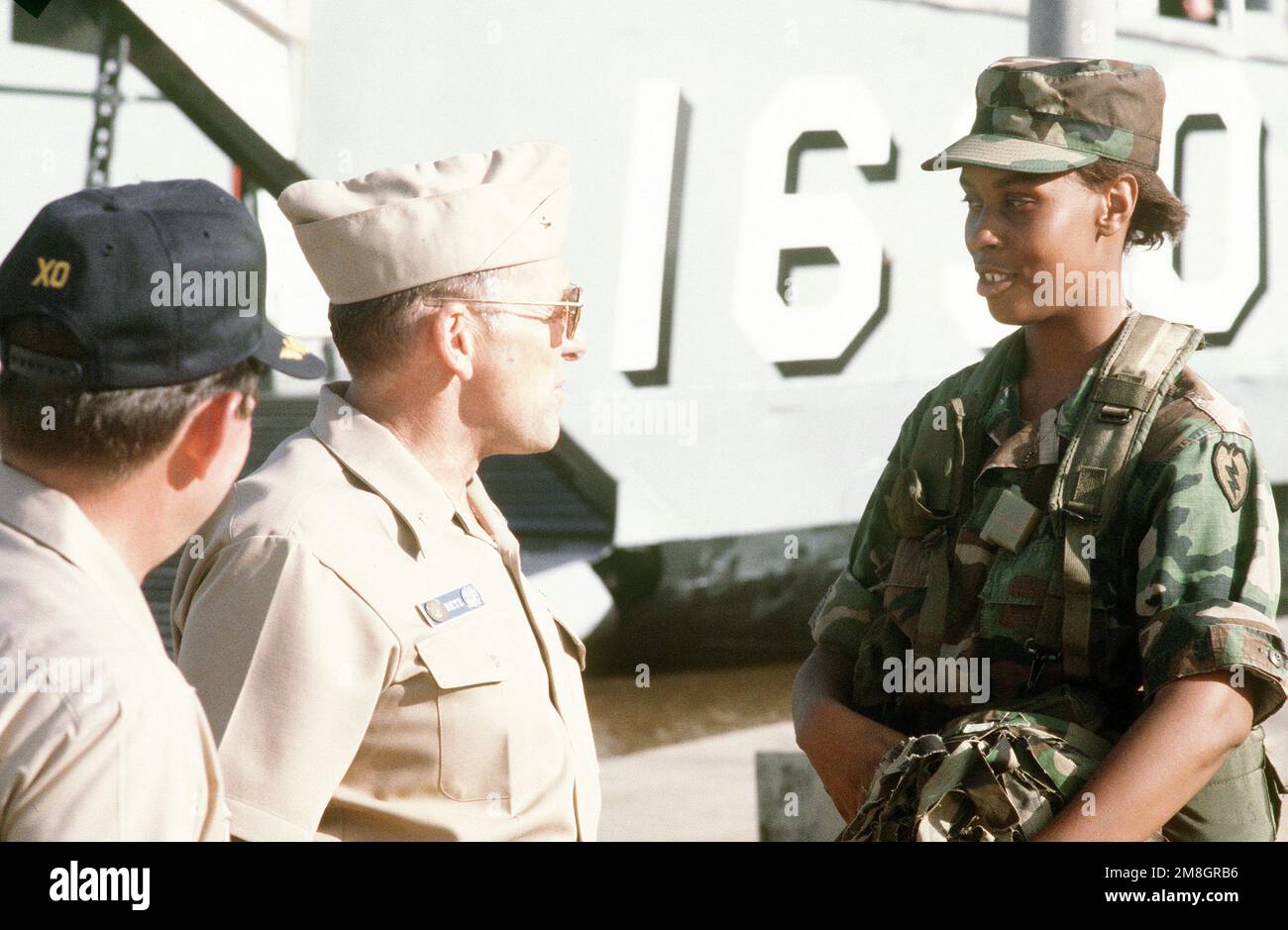 RADM William Retz, Befehlshaber des Marinestützpunkts Pearl Harbor, spricht mit einem Soldaten, während CAPT Robert Annis, Executive Officer des Amphibienschiffs USS BELLEAU WOOD (LHA-3), beim Entladen von Vorräten aus DEM HOLZ VON BELLEAU anwesend ist. Mitglieder der Joint Task Force Garden Isle nehmen an der Lieferung von Hilfsgütern für die Bewohner Kauais und der umliegenden Gebiete nach dem Hurrikan Iniki Teil. Betrifft Betrieb/Serie: GARDEN ISLE State: Hawaii (HI) Land: Vereinigte Staaten von Amerika (USA) Stockfoto