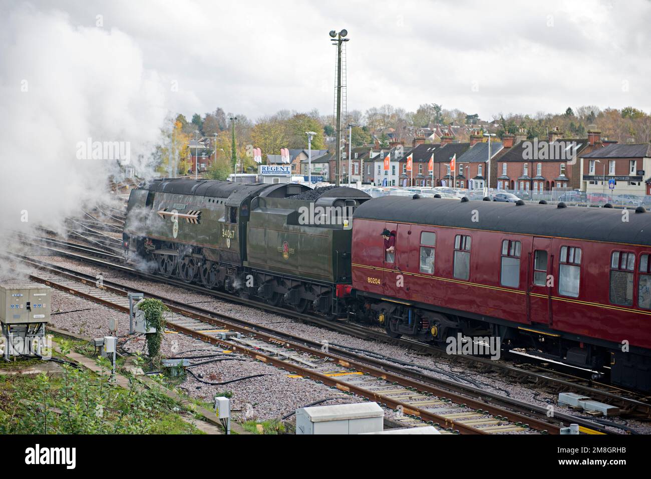 Konservierte Dampflokomotive, Battle of Britain Klasse 34067 'Tangmere' verlässt Tonbridge Station in Kent, Großbritannien mit einem speziellen Charterzug von London Stockfoto