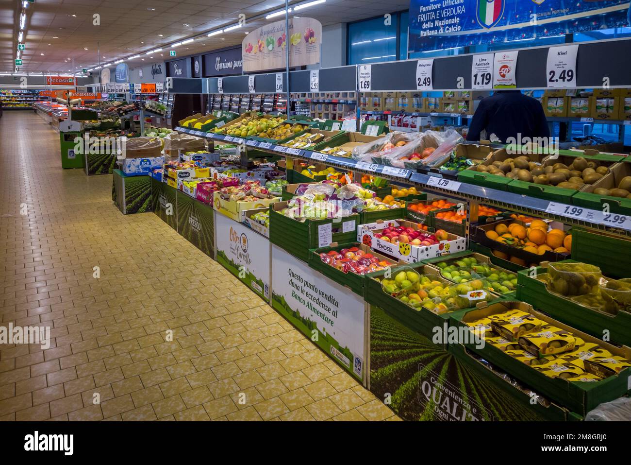 Fossano, Italien - 12. Januar 2023: Obstabteilung mit Verkaufsständen mit Äpfeln, Birnen und Kiwis-farbenen Früchten zum Verkauf in italienischem Lidl Stockfoto