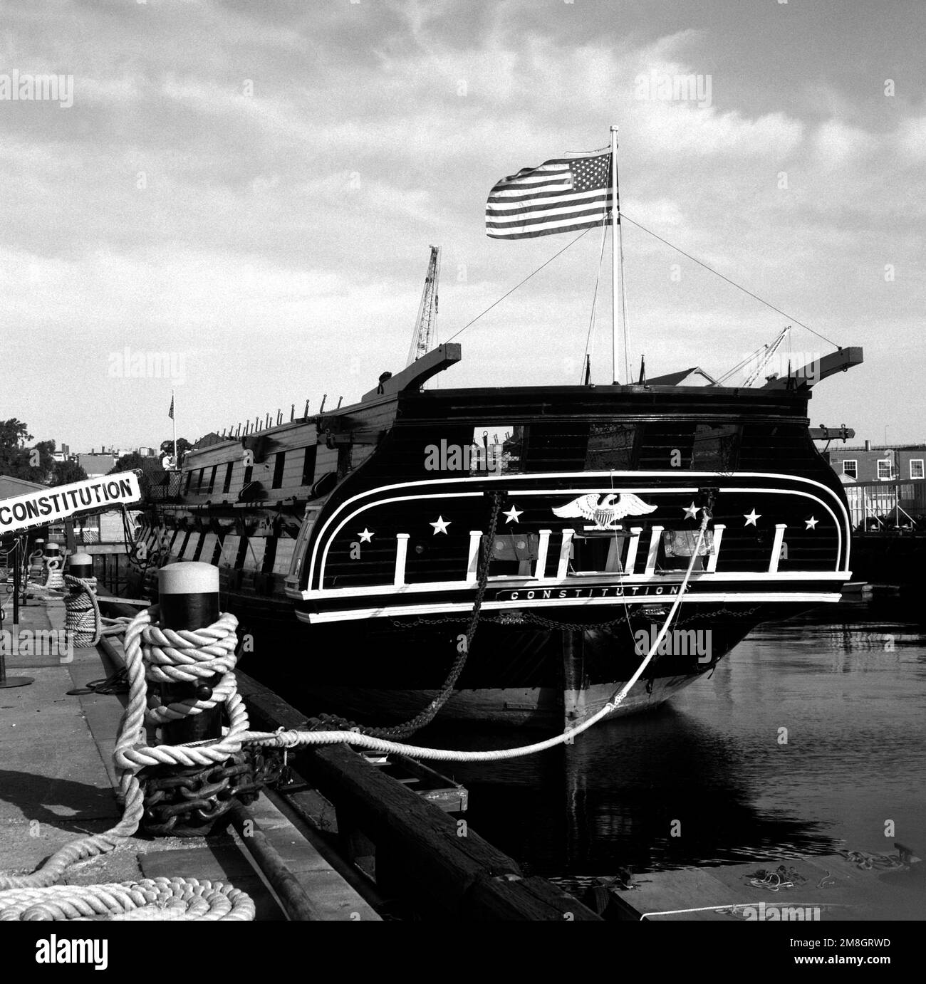 Ein Hafenviertel mit Blick auf die 44-Pistolen-Segelfregatte USS CONSTITUTION, die an der Charleston Memorial Shipyard festgemacht ist. Das Schiff soll morgen im Trockendock liegen, um die zweihundertjährige Feier in den Jahren 1997-1998 vorzubereiten. Die VERFASSUNG wurde am 21. Oktober 1797 ins Leben gerufen und ist das älteste Schiff, das noch auf der Navy-Liste steht. Die Waffen, die Masten und die Takelage wurden entfernt. Basis: Boston Bundesstaat: Massachusetts (MA) Land: Vereinigte Staaten von Amerika (USA) Stockfoto