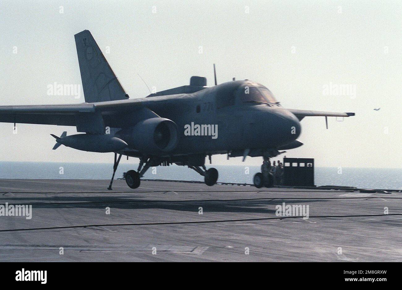 Ein Lufttest- und Auswertungsgeschwader 1 (VX-1) es-3A Shadow landet während der NATO-Übungsanzeige-Bestimmung 92 auf dem Cockpit des Flugzeugträgers USS SARATOGA (CV-60). Betreff Betrieb/Serie: ANZEIGEBESTIMMUNG '92 Land: Mittelmeer (MED) Stockfoto